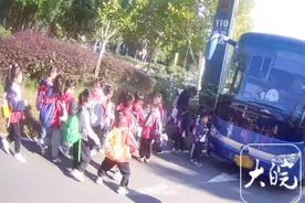 学校包车组织秋游 一辆“黑大巴”混入其中被揪出图片