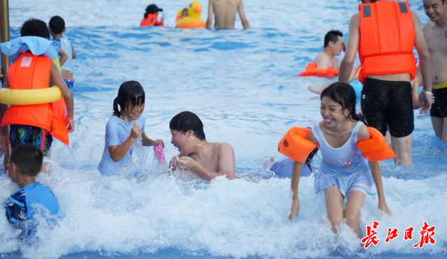 逐浪、纳凉，体验东湖夏日亲水盛宴