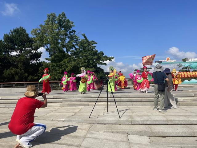 国庆假期植物园里“露营”躺平，幼儿“撒欢”萤火虫之丘