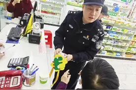 巴东：点赞八旬老奶奶！捡到万元现金果断交给民警图片