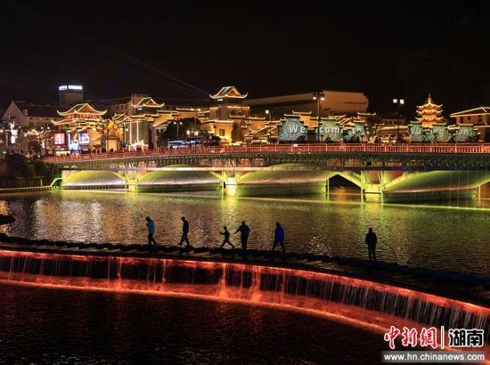 张家界武陵源夜色“上新” 索溪河流光溢彩