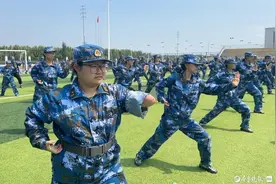 微纪录·最聊城|独臂女大学生的军训：我长大了，能做好图片