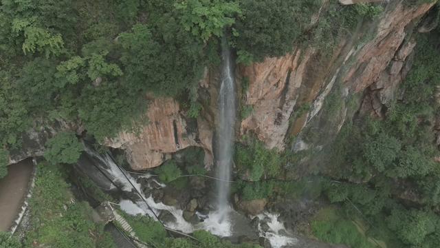 盘州洞上洞瀑布：人工水渠与自然地貌的完美融合