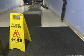 每逢暴雨就漏水，8年了修也修不好，暴雨后房屋漏雨渗水投诉多，物业失职要担责图片