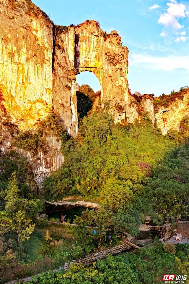 岁暖时刻丨桂林藏着座“大地之眼”！晨曦漫过石拱，看群峰在天然画框里苏醒