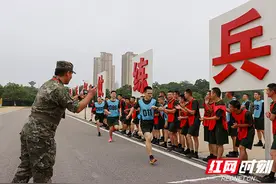 老兵新兵齐上阵 直击武警湖南总队训练基地军事体育运动会图片