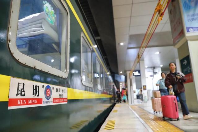 全列卧铺、夕发朝至！这趟环线旅游列车，有多过瘾？