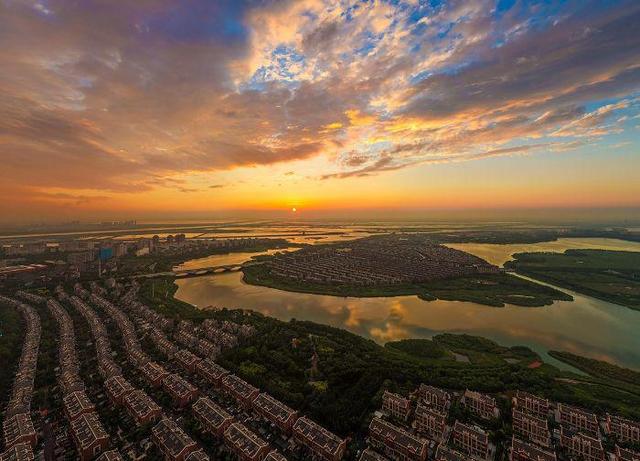 镜头丨雨后放晴 中新天津生态城现彩虹夕阳同框美景