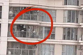 儿童30层阳台玩“跨栏”太吓人！避免高空坠落这些要注意图片