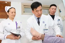 20多岁是发病高峰期，患者多为男性！长海医院发现强直性脊柱炎治疗新思路图片
