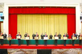 新疆维吾尔自治区质量强区大会召开图片