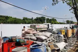 深圳滨海大道一处路面塌陷 深铁集团回应：昨晚已监测到风险并围挡，无人员伤亡图片