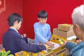 三亚年货节主会场展商带孩子勤工俭学 消费者点赞：孩子们太棒了！图片