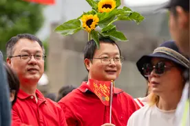 别人的妈妈穿旗袍送考，我的妈妈送我两个“滚蛋”图片