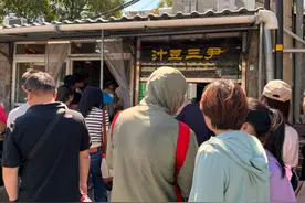 抿两口倒一碗，有店铺每天得倒近20升！“豆汁儿打卡”，怎么破？图片