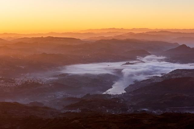 富源：雾起穹苍 林峦熹微