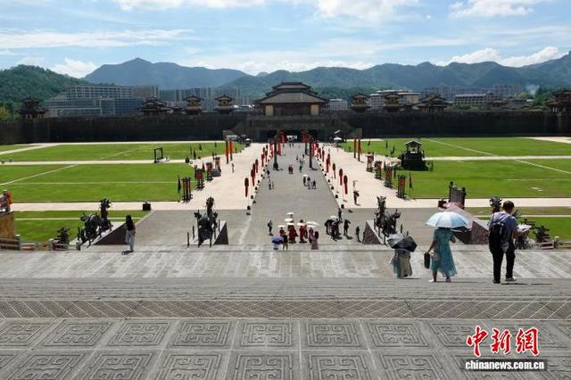 浙江横店：沉浸式文旅体验引客来