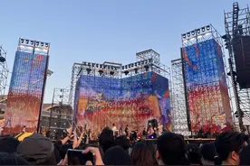 用露天live制造“闪光”的记忆！国内首档音乐节综艺《闪光的夏天》来青录制，半岛传媒招募的“超级乐迷”受邀到现场图片