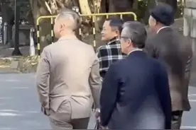 马云现身东京大学：打扮时尚且显得个子高，看起来神采奕奕图片