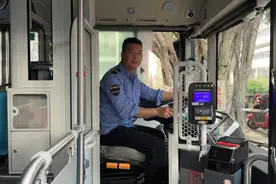 退伍军人公交司机：城市的流动风景与坚守的英雄图片