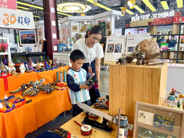 2025创意云南文博会昆滇老字号展：小霸王游戏机、小人书、怀旧歌舞……好玩有趣人气旺