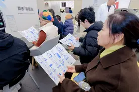 用手机挂号领电子医保卡，戴智能手表24小时测血压…冬季健康，从软件到硬件一起守护｜蓝马甲在行动图片