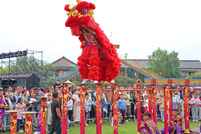 假日经济活力观察：“票根经济”拉长古都西安双节假期消费链