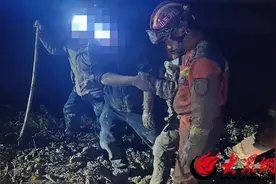 山东滨州：女孩深陷淤泥“无法自拔” 消防部门紧急救援图片