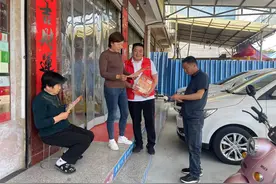 【最美网格长】“临时奶爸”护送孩子回家图片
