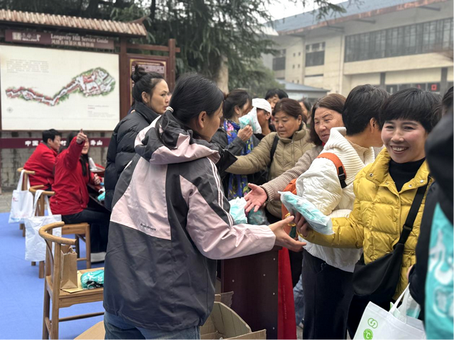 重阳登高赏红叶！这座山被河南交通广播听众的热情点燃！