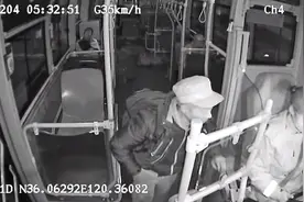 女公交司机耐心给老人导乘，平凡善举显真情图片