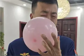 边剥橙子边吹气球，结果就是“嘭”！图片