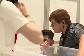 中国击剑队接受器材检查时被告知不合格，孙一文笑着撕掉手胶，机智化解，“这下真的要跟羽毛球队借手胶了”图片