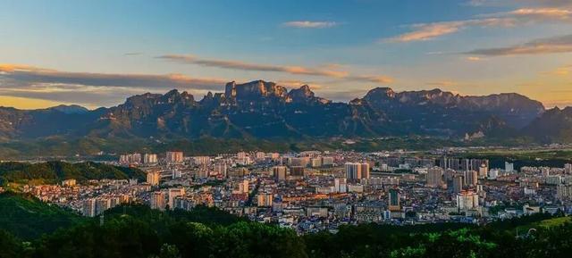 致国际张：奇峰三千，只取一峦！