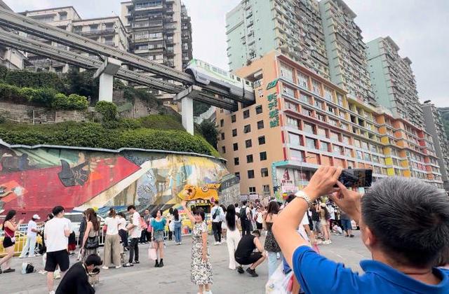 美媒关注中国旅游：都去重庆玩，太赛博朋克了吧！