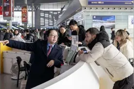 4国语言随心切换 成都东站首个“外籍旅客服务站”设立图片