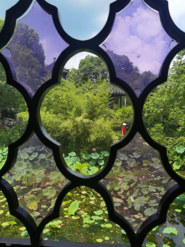 江苏苏州：透过花窗赏美景
