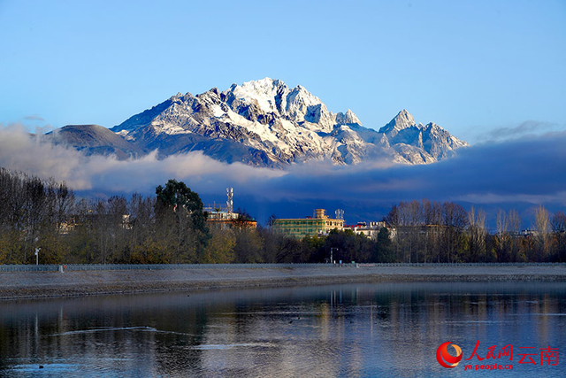 丽江玉龙雪山冬日限定版“日照金山”美如画