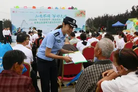 邹平禁毒：水杏采摘正当时，禁毒宣传来助力图片