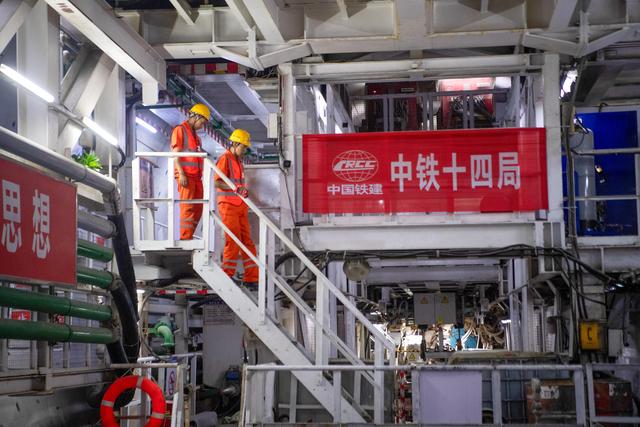 长江上游首条高铁隧道盾构段贯通