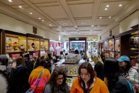 泡泡玛特旗下“LABUBU”在国外被疯抢，国内二手平台溢价出售图片