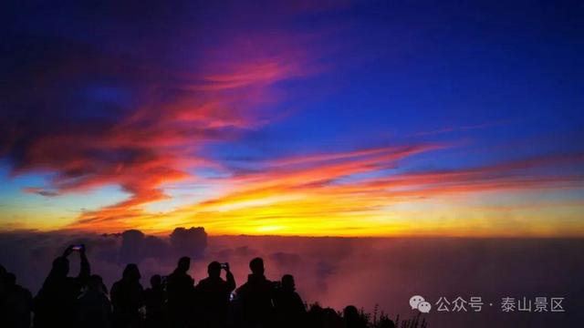 泰山雨霁：云雾织仙境，霞光染群峰，这泼墨山水里藏着夏日最治愈的奔赴