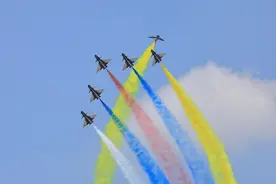 中国空军八一飞行表演队，完成泰国首场飞行图片