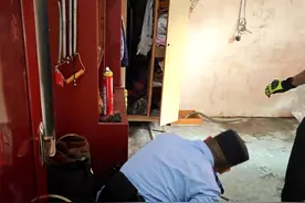 襄阳保康一村民家房梁上惊现大蛇，民警捕捉后放生野外图片