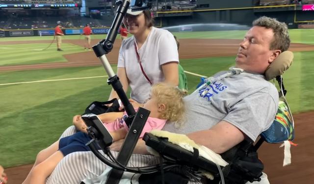 马斯克脑机接口意念控制机械臂，演示者获得钢铁之吻，理论上可控制一切