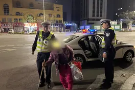 聊城：凌晨12点，八旬老人迷路！交警暖心护送回家图片