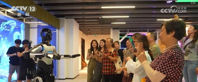 撸猫、喂养、夹豆腐，不在话下！人形机器人应用场景遍地开花 催生消费新业态