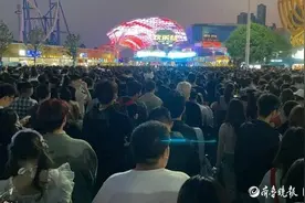 记者快评|武汉欢乐谷“拥堵”风波：园区不应将责任推给消费者图片