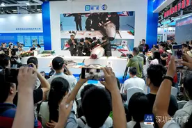 深海“鱼王”空降渔博会，800斤蓝鳍金枪鱼惊艳全场图片