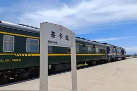 青海茶卡盐湖景区“天空之镜号”便民旅游专列运行图片